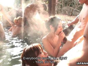 Японские шлюхи в сауне развлекают пацанов мохнатыми письками